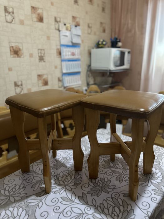 Кухонный уголок стол и табуретки