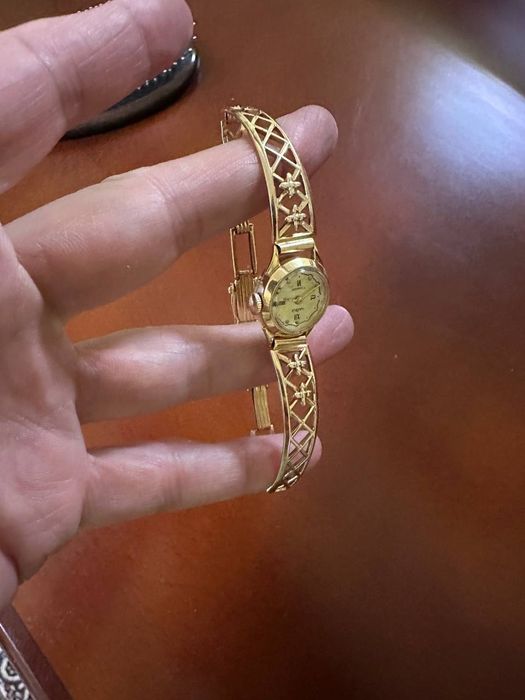 Продается золотые часы