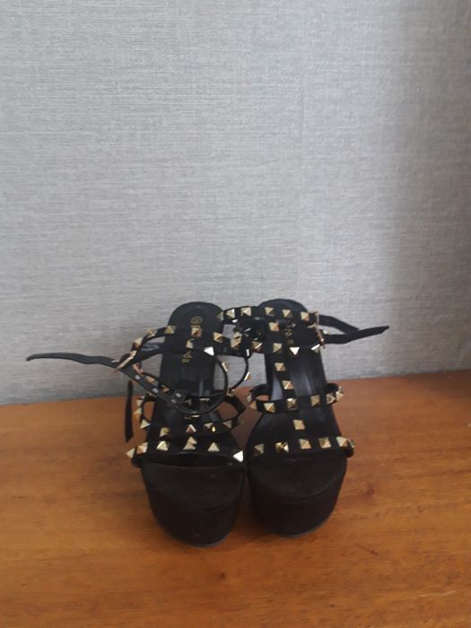 Продам босоножки