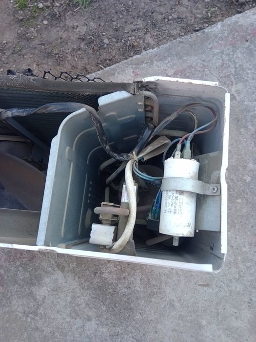 Aer condiționat, unitate externa Ferroli și Artel.