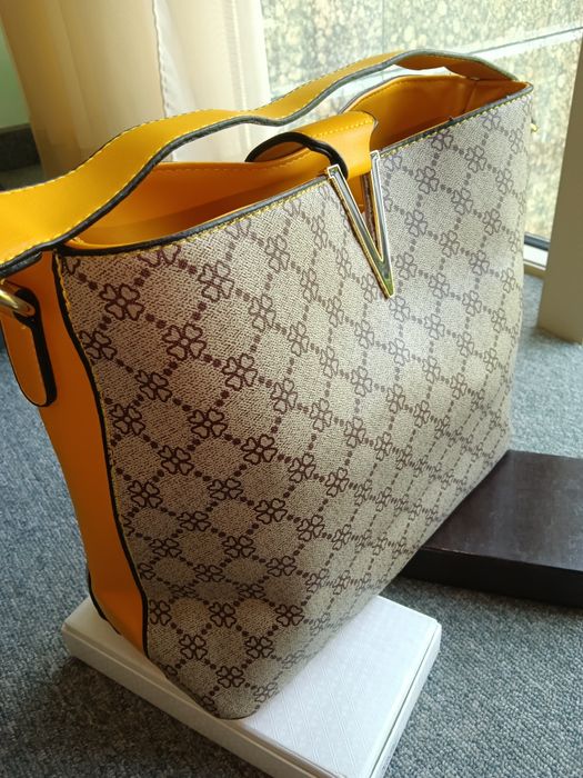 Много удобна дамска чанта, в която лесно ще съберете и ще откривате вс