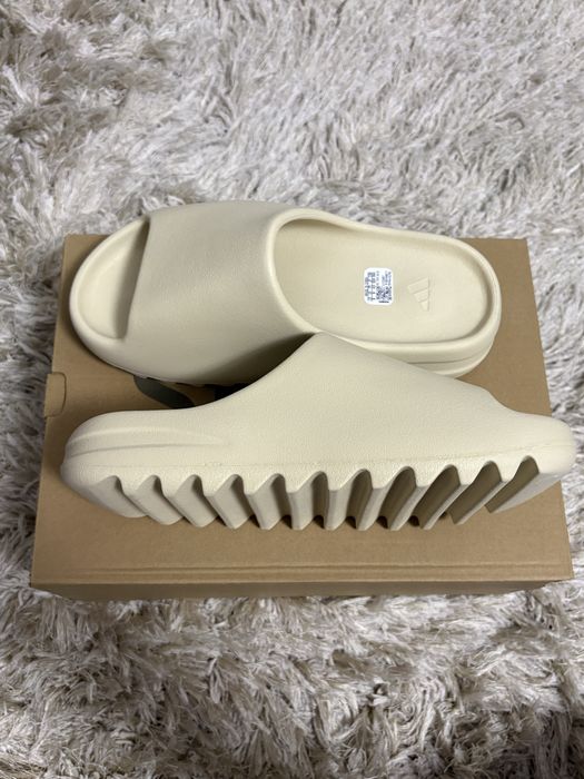 Yeezy Slides “Bone”