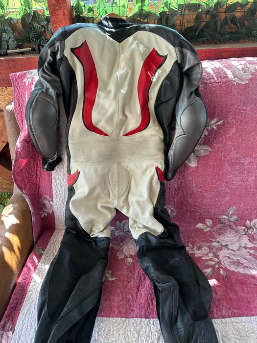Combinezoane moto dintr o singură piesă