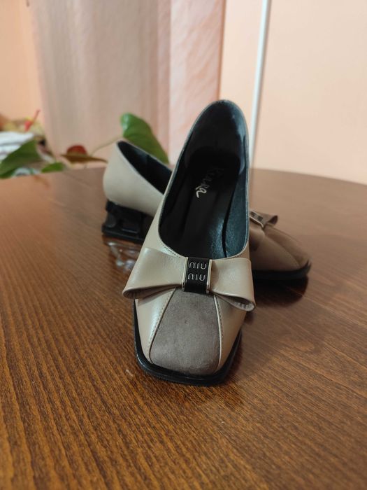 Чисто нови, много красиви бежови обувки.