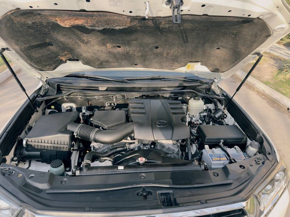 Toyota Land Cruiser 200, 2019 г. — 84 000 км—Белый — 4.0 V6 — бак 150л