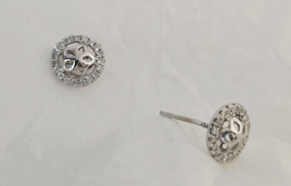 Изысканные серьги-пусеты