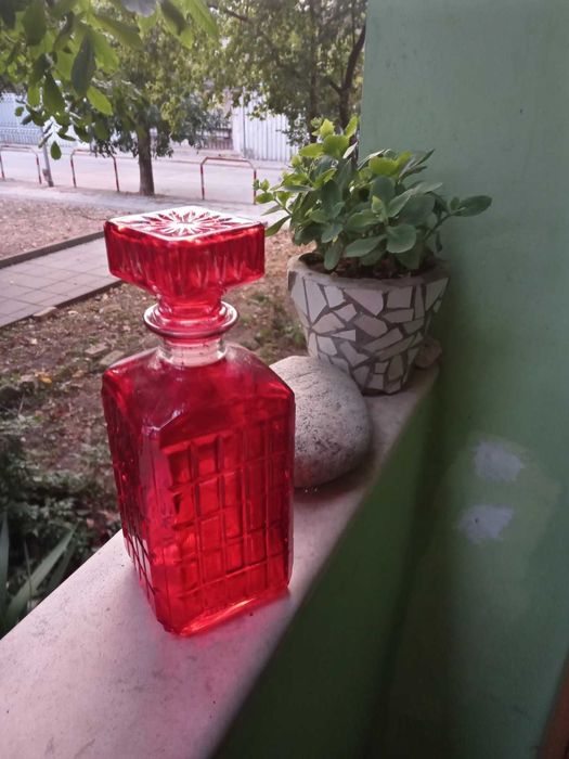 червена стъклена гарафа
