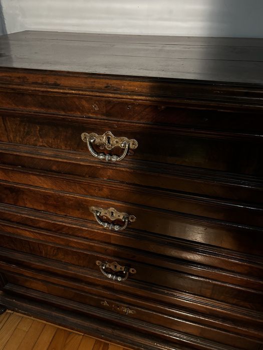 Старинен дървен скрин