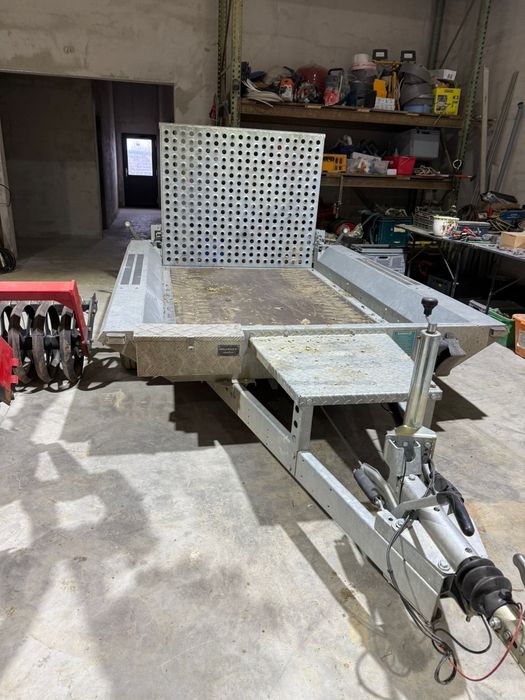 Mini excavator HITACHI cu cabină,remorcă și 2 cupe șenile reglabile