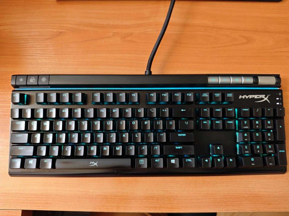 Геймърски компютър + механична клавиатура и геймърска мишка