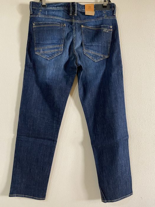 Blugi noi cu eticheta