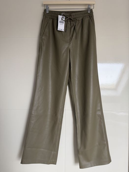 Pantaloni superbi din imitație de piele Mango