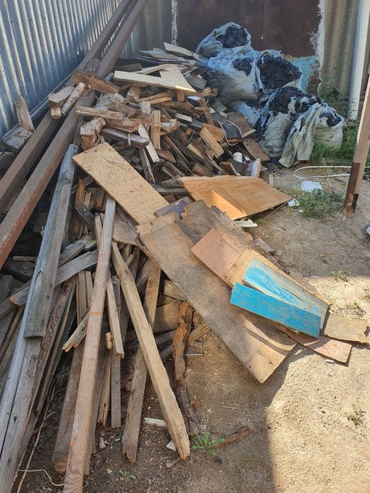 Уголь и дрова для топки печи