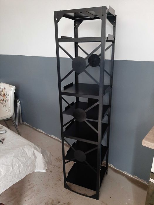 Vând raft metalic culoarea neagra foarte rezistent