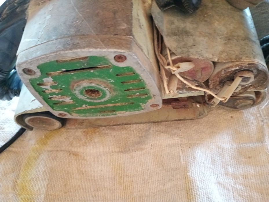 Aparat electric de șlefuit parchet