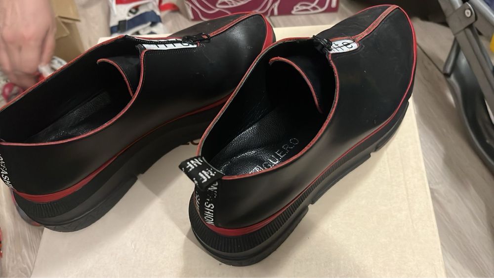 Продав женскую обувь