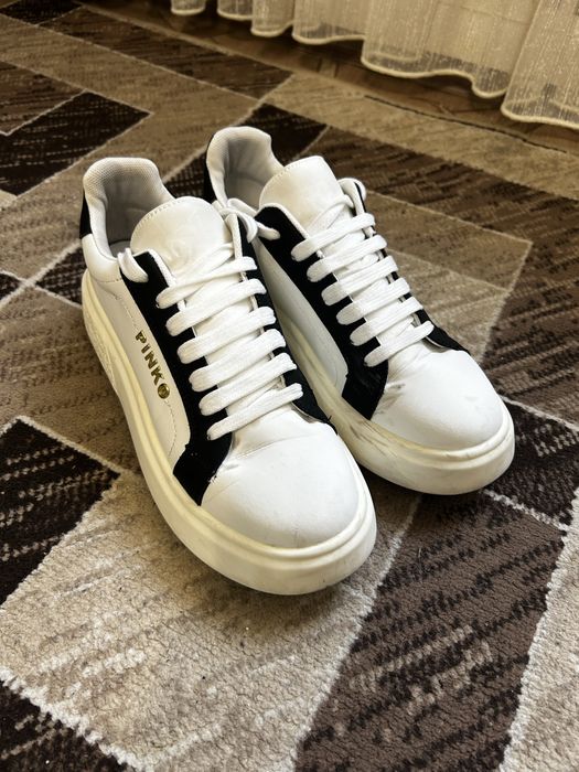 срочно продам женские кроссовки