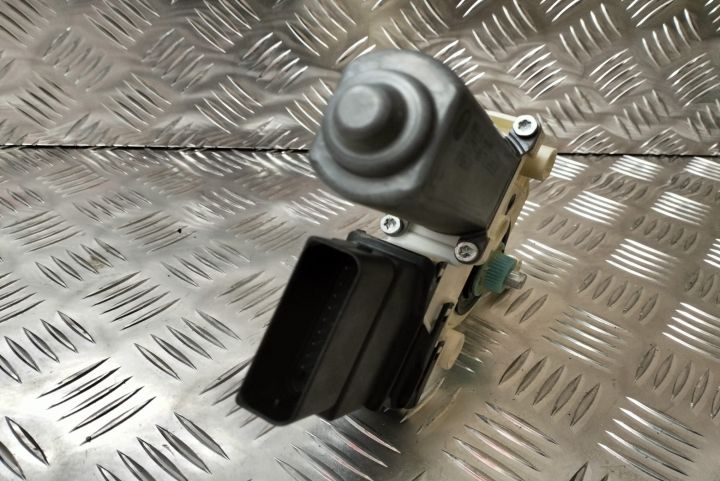 Motoras macara  dreapta spate 3C9959704/0536006001 Skoda Octavia a 2-