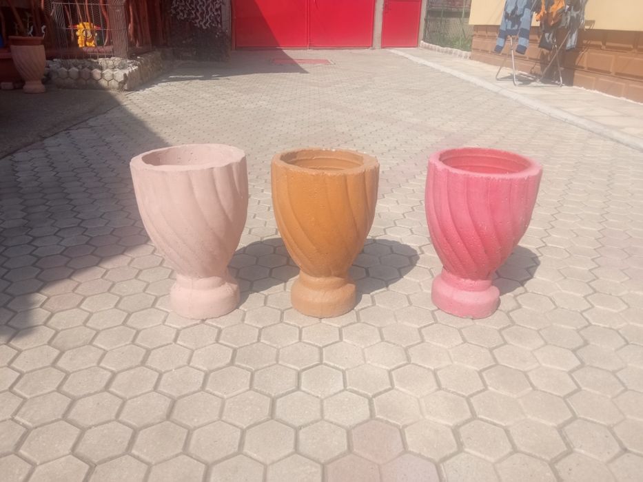 Ghivece de flori turnate din beton