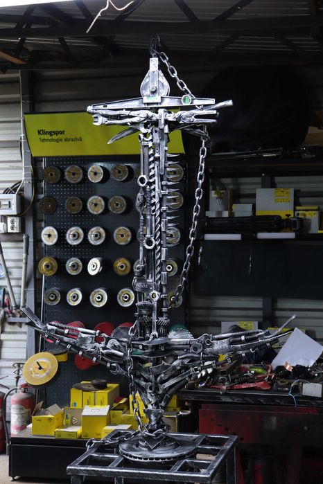 Sculptura Ancora din scule si unelte