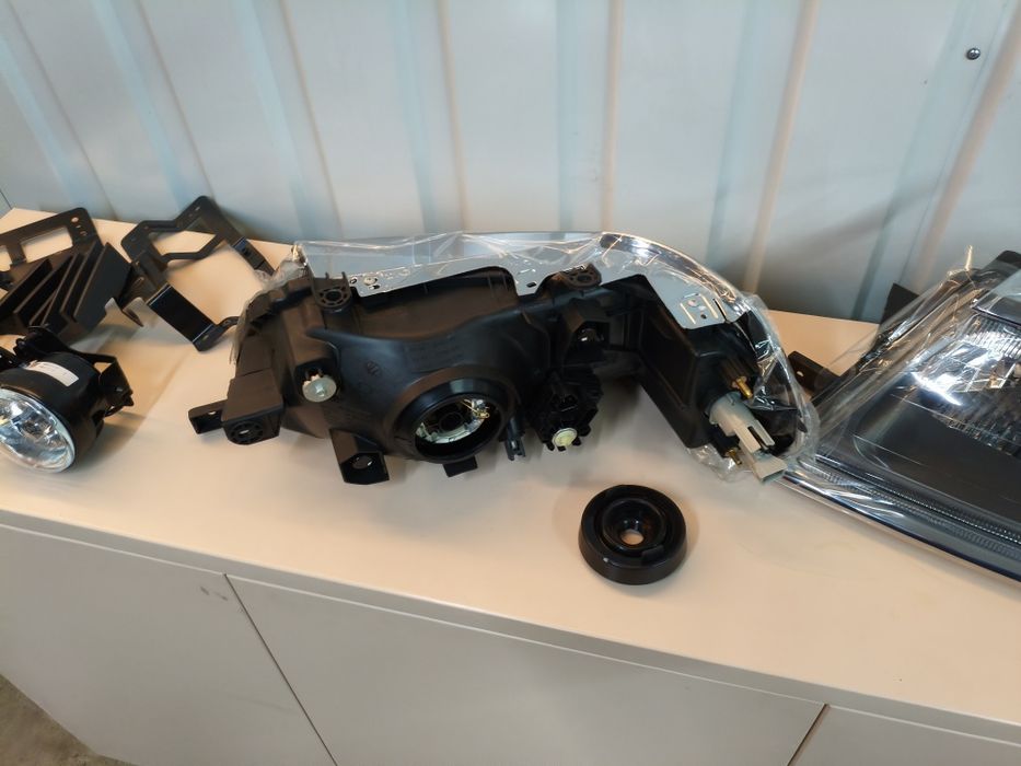 Фары Mitsubishi Montero Sport