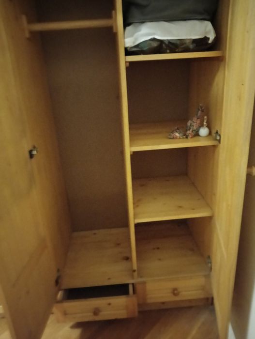 Легла и секция от масивно дърво. Продават се и на отделни модули.