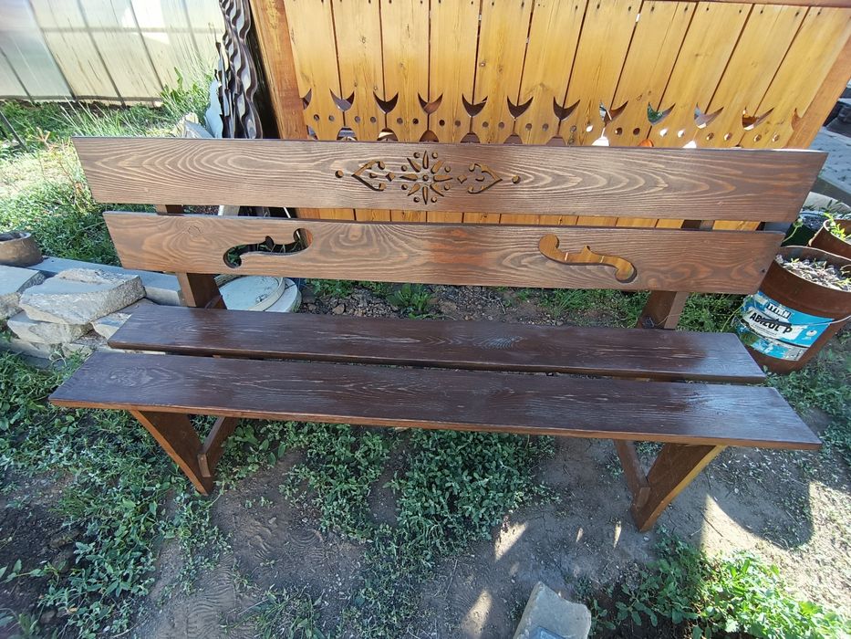 Лавочка шоколадного цвета