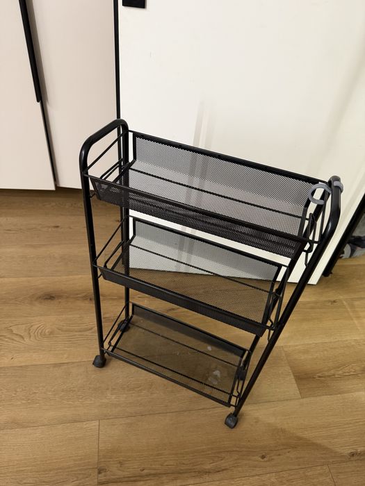 Продам этажерку на колесиках