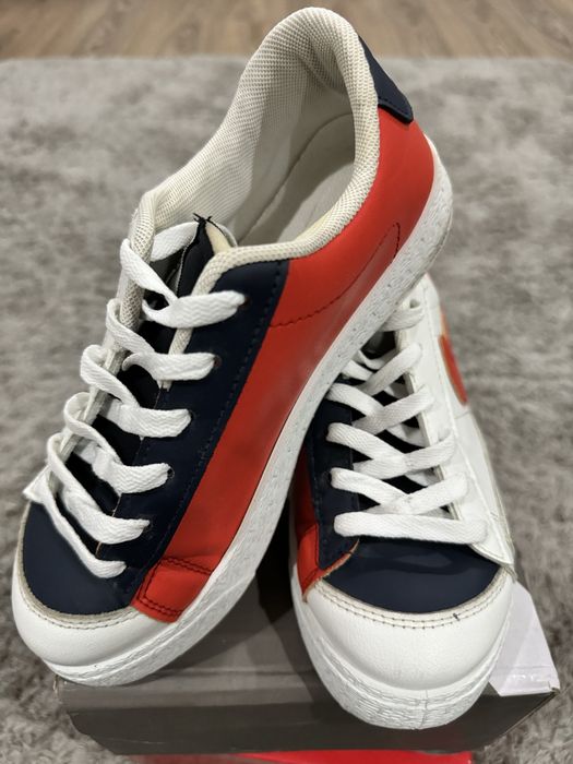 Продам женские кроссовки