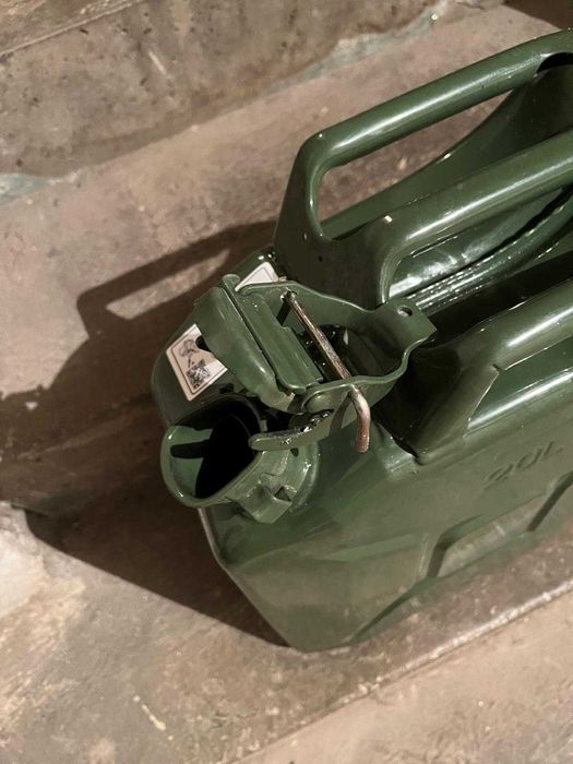 Vand canistra de benzina 20L