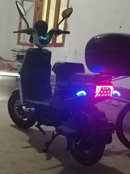 Skuter qora avtomat karobka