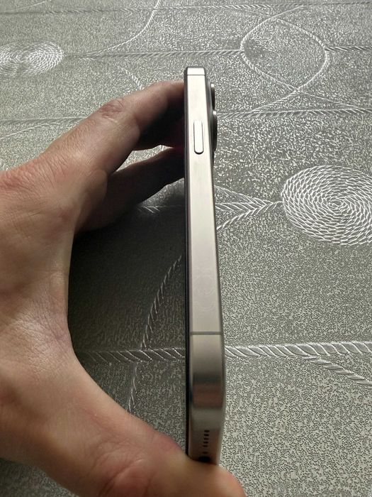 Продавам: iPhone 15 Pro - 128GB + UAG Кейс + Скрийн протектор