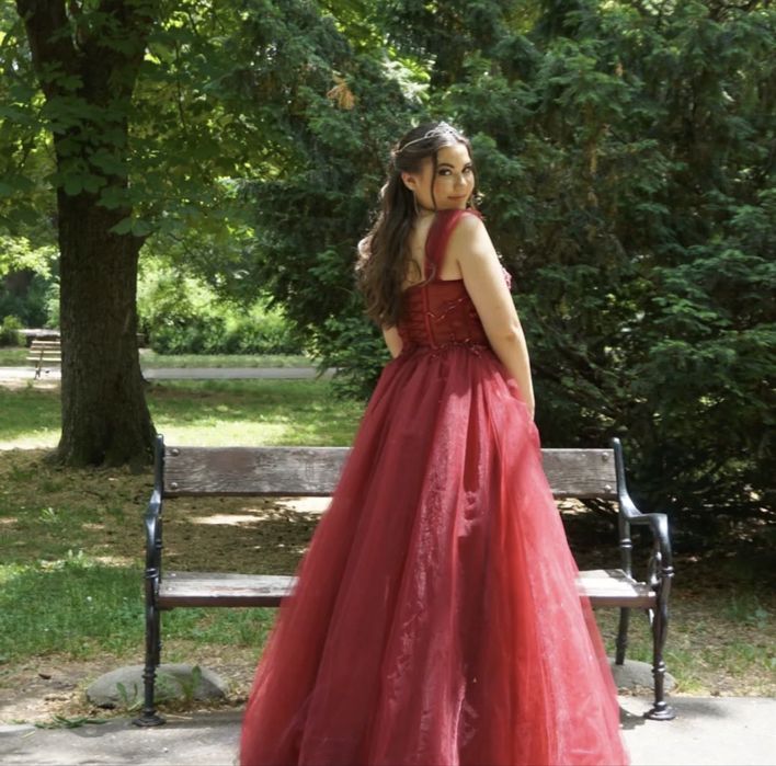 Бална рокля бордо