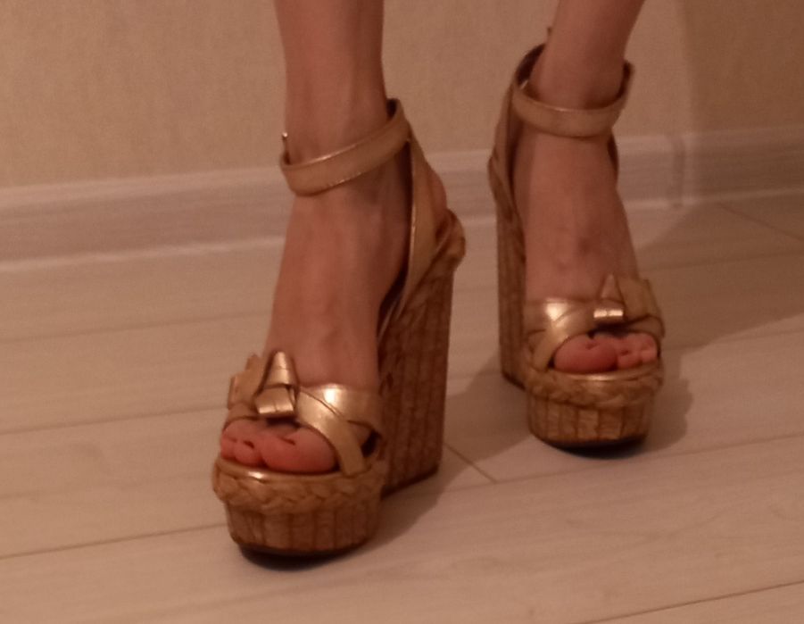 Продаются сапоги и босоножки