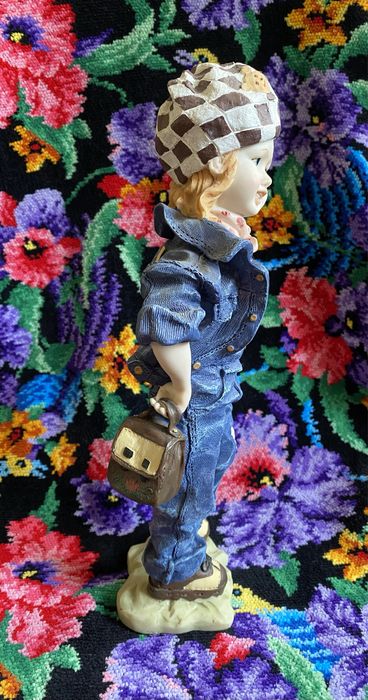 Фигурка девушки полистоун