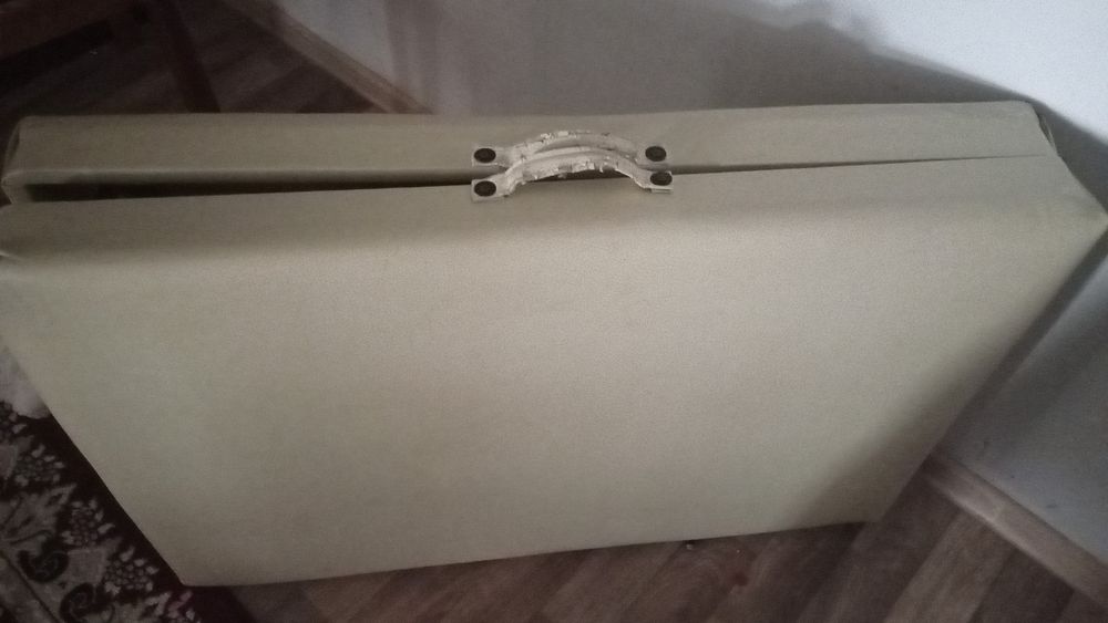 Продам кушетка.  Состояние хорошее удобно брать