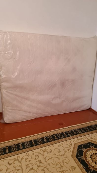 Матрас(внутри чистый)