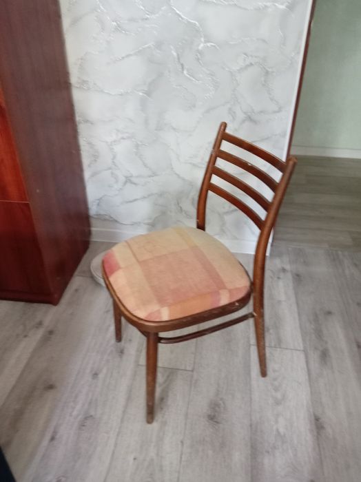 Стул деревянный крепкий