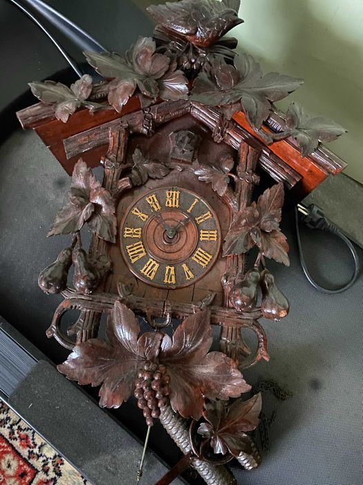 Ceas cu cuc mecanic din lemn sculptat