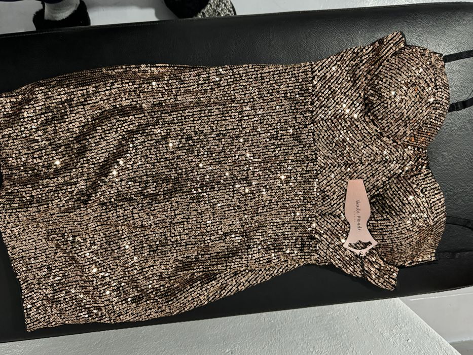 Vand rochita cu paiete aurii