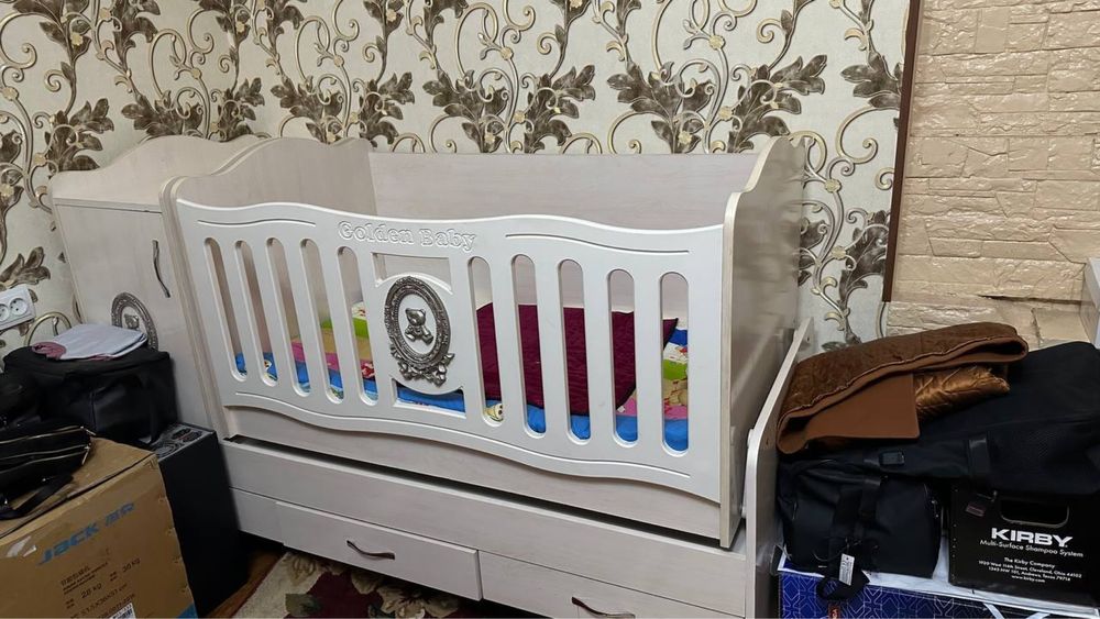 Detskiy krovat yengidey holatda