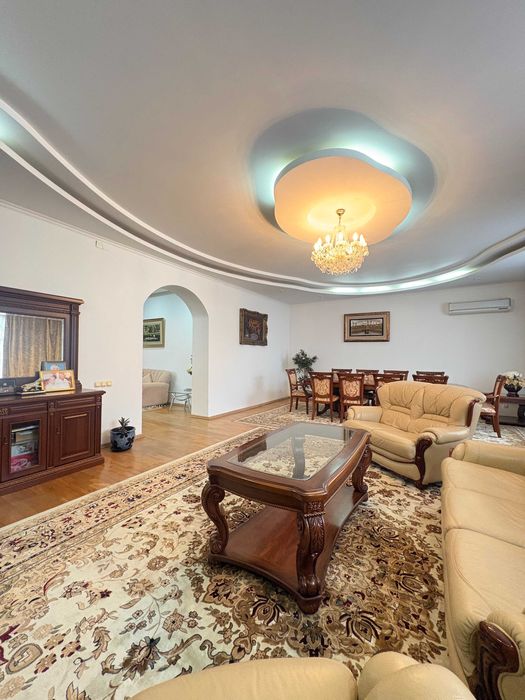 Продам коттедж в самом центре города!