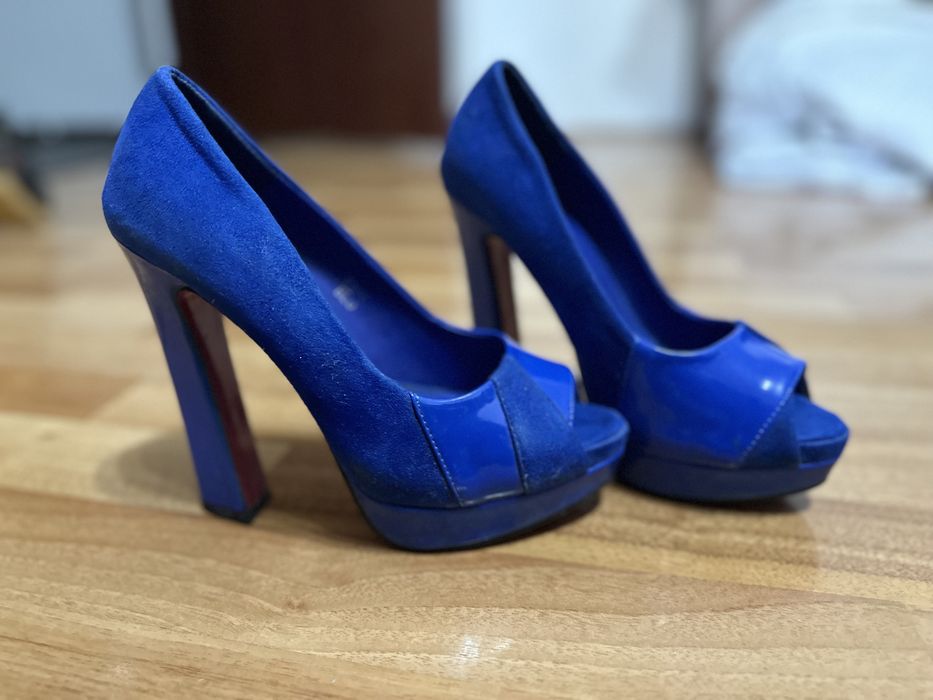 Pantofi cu toc albaștri