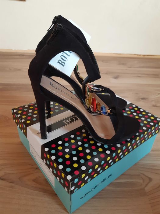 елегантни сандалки с камъни