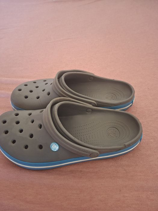 Vand crocs noi...