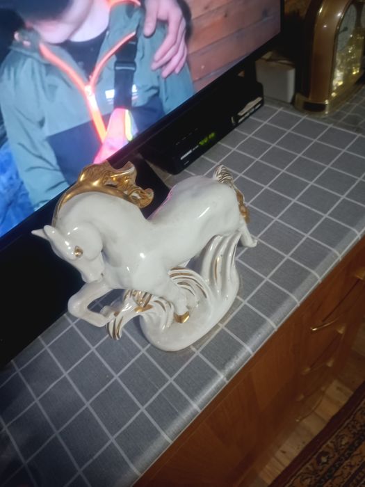 Продаю фарфоровую статуэтку