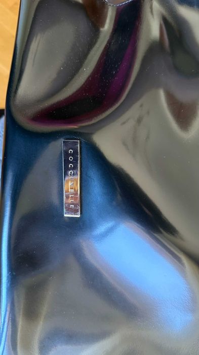 Geanta Cocinelle piele neagra lucioasa incapatoare, stare ca noua!