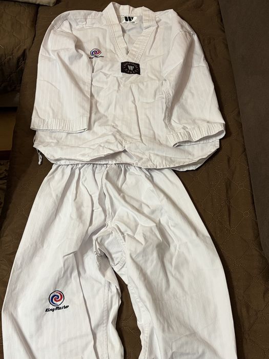 Бяло кимоно за Таекуондо.