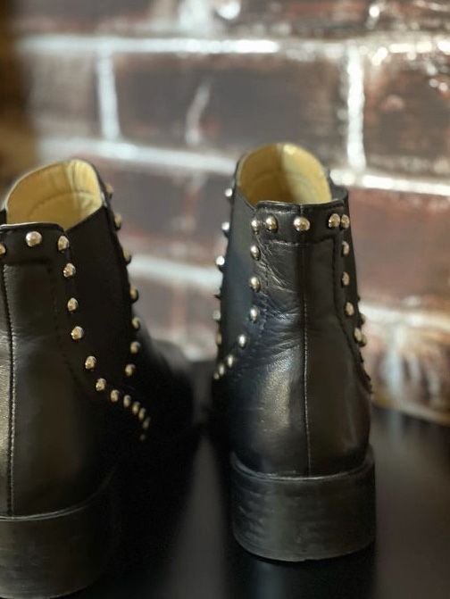 Кожени боти с капси Zara