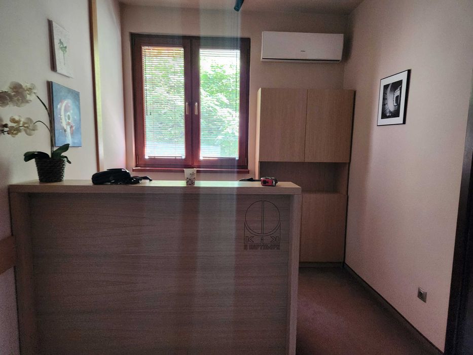 Продавам офис мебели